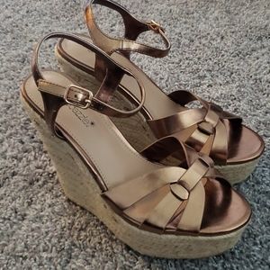 NWOT Gold ShoeDazzle Wedges